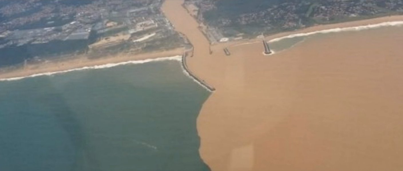 à l'embouchure des rivières, en effet 80% des plastiques transitent par les rivières, c'est pourquoi I Clean My Sea propose une action directement à l'embouchure des rivières afin d'avoir l'action la plus efficace possible.