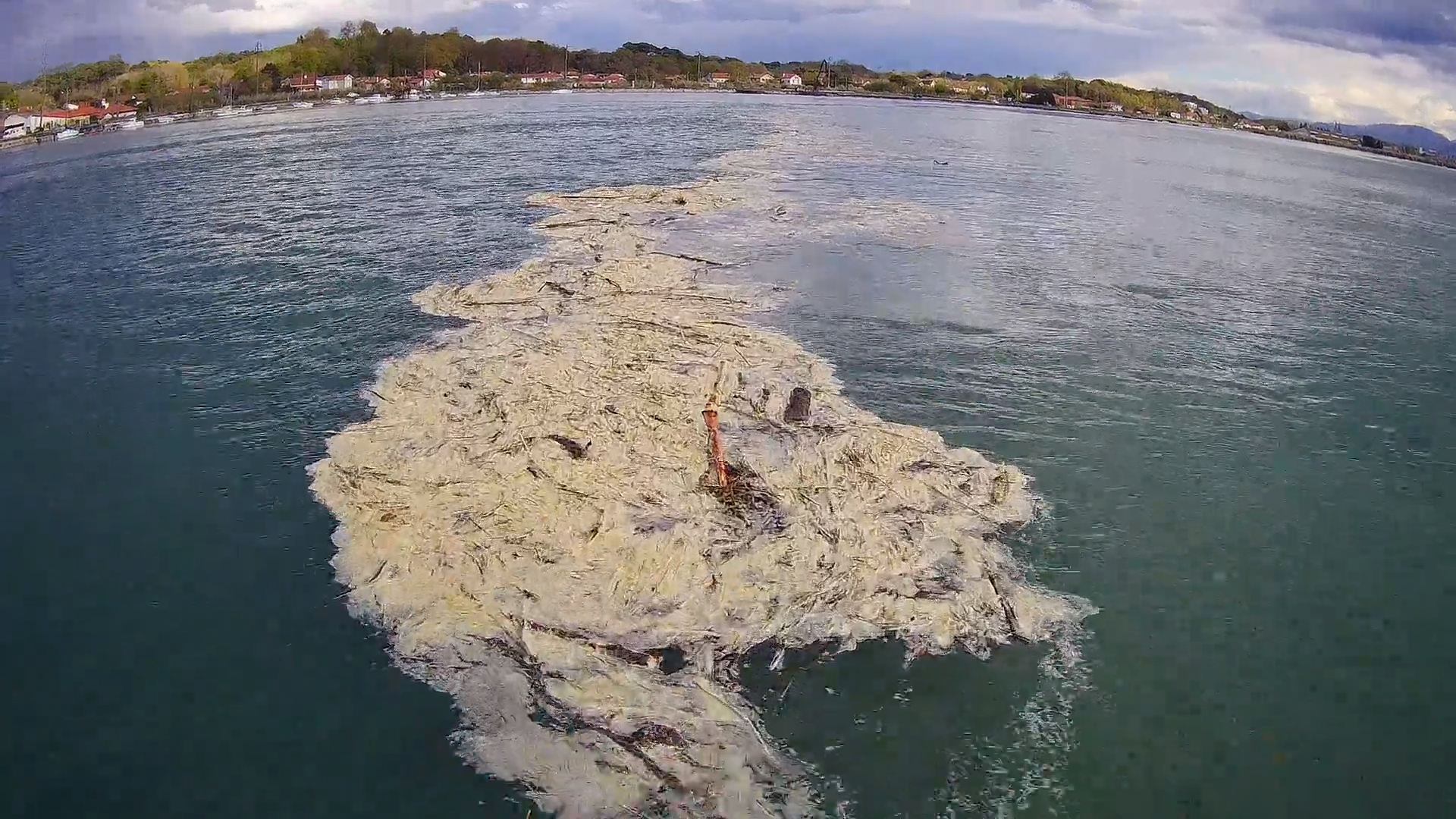 Des traînés de déchets sont visible à l'embouchure des rivières ou l'eau salée et douce entrent en contact. Ces traînées sont très facilement récupérable puisqu'elles ne font que quelques mètres de large.