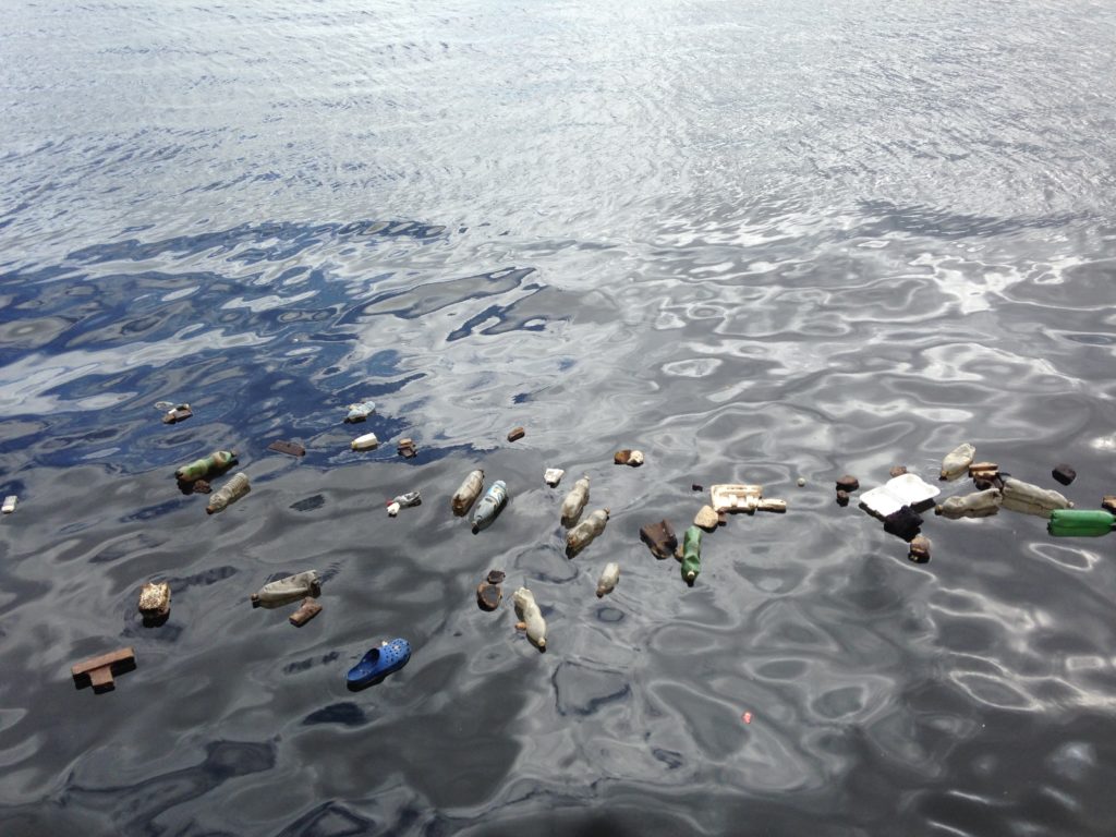 Plastiques flottant dans la mer